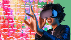 Eine Frau blickt durch eine VR-Brille. Im Hintergrund sind Weingläser abgebildet.